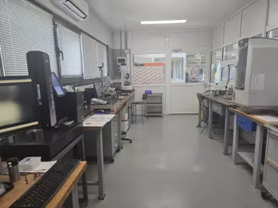 Il nostro laboratorio qualità, è equipaggiato con tuti gli strumenti ad alta precisione che servono per garantire i ceck più rigorosi : tridimensionale Zeiss, macchina a scanner Vici Vision, Rotondimetro Mahr, profilometri, altimetri digitali, rugosimetri alesametri ecc.. ecc.. Questo ambiente è controllato in termini di temperatura e umidità, per poter effettuare controlli dimensionali e collaudi con precisione millesimale..jpg